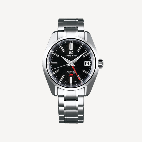 Eine Grand Seiko Armbanduhr mit Edelstahlarmband und schwarzem Zifferblatt, erhältlich bei Juwelier Morawitz in Düsseldorf. Die Uhr verfügt über silberne Stundenmarkierungen, ein Datumsfenster bei 3 Uhr und einen roten GMT-Zeiger. Das Grand Seiko-Logo ist elegant unterhalb der 12-Uhr-Markierung positioniert.