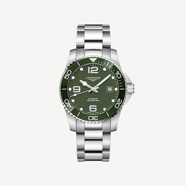 Eine silberne Longines Automatik-Armbanduhr von Juwelier Morawitz aus Düsseldorf verfügt über ein Metallarmband und ein grünes Zifferblatt. Das Zifferblatt zeigt weiße Ziffern, Markierungen, eine Datumsanzeige bei 3 Uhr und eine drehbare Lünette mit Minutenmarkierungen. Der prestigeträchtige Markenname ist unter der 12-Uhr-Markierung zu sehen.