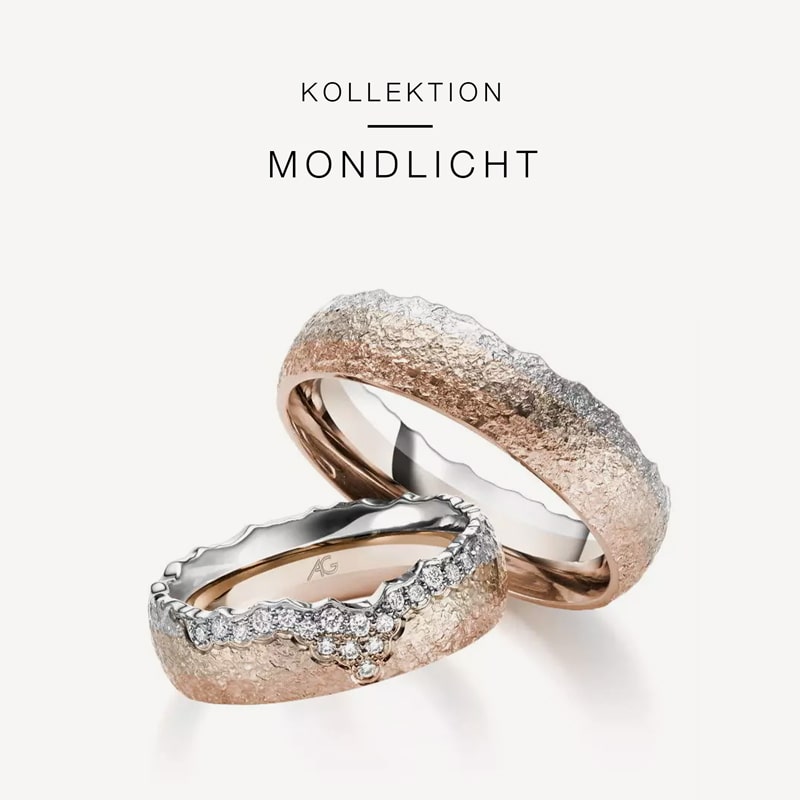 Juwelier-Morawitz-Gerstner-Kollektion-Mondlicht Auf weißem Hintergrund sind zwei Goldringe abgebildet. Der größere Ring ist aus reinem Gold mit einer rauen Oberfläche, während der kleinere Ring Diamanten entlang der strukturierten Oberfläche aufweist. Der Text darüber lautet „KOLLEKTION MONDLICHT“. Entdecken Sie diese exquisiten Stücke bei Juwelier Morawitz in Düsseldorf.
