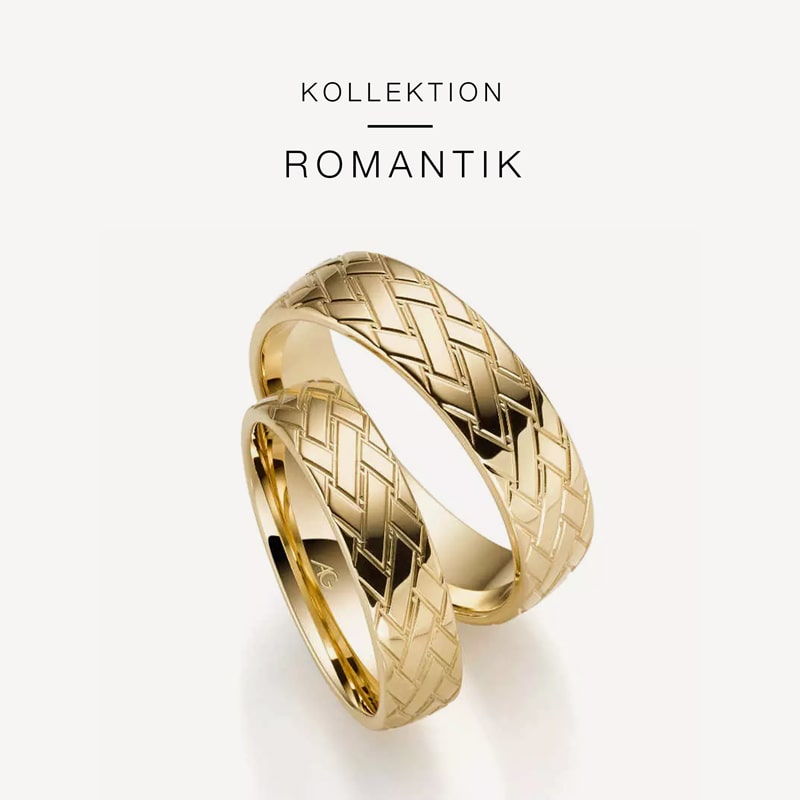 Juwelier-Morawitz-Gerstner-Kollektion-Romantik Zwei ineinander verschlungene Goldringe mit einem komplizierten geometrischen Muster sind vertikal auf weißem Hintergrund zu sehen. Über den Ringen steht der Text „KOLLEKTION ROMANTIK“ und weist auf eine romantisch angehauchte Kollektion von Juwelier Morawitz in Düsseldorf hin.