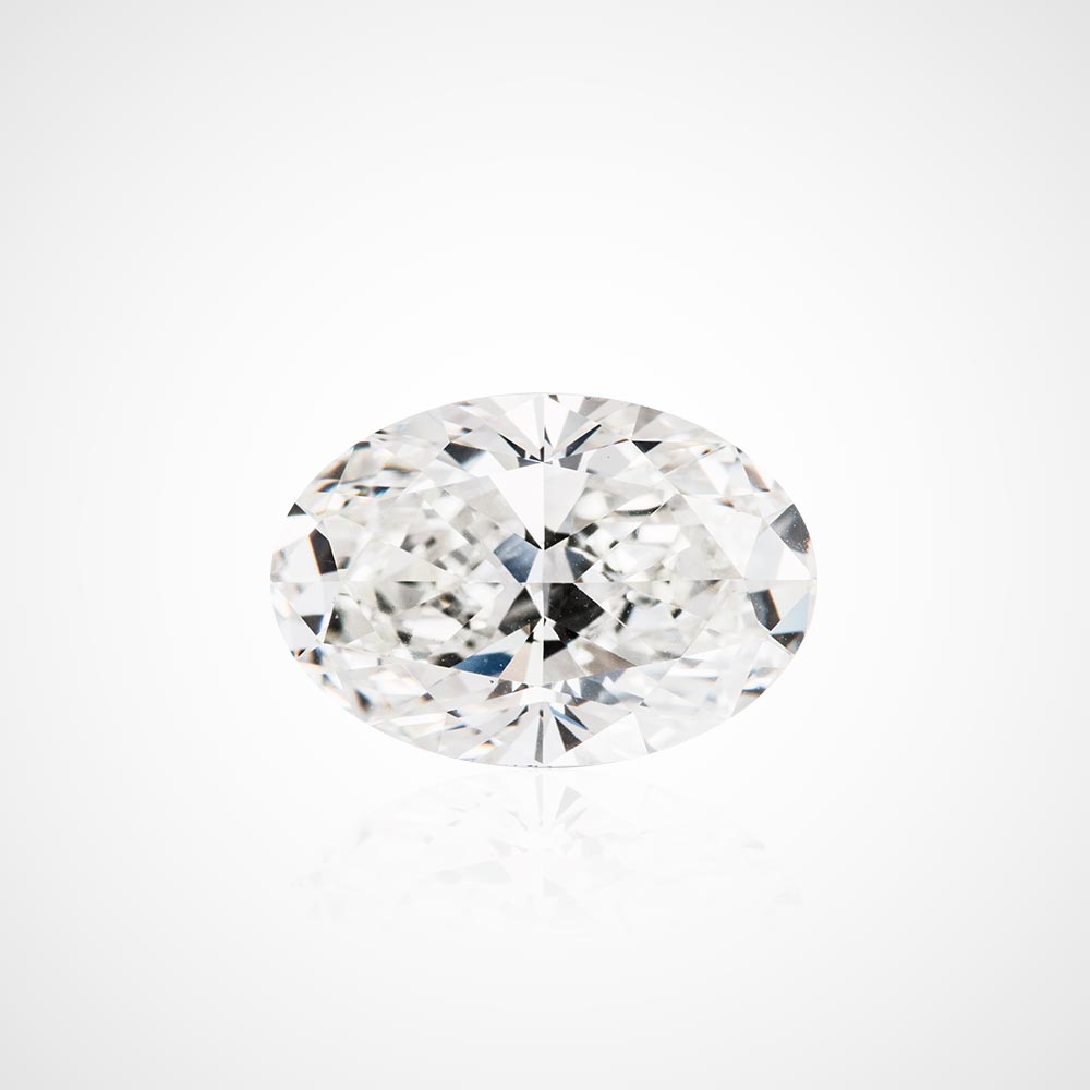 Juwelier-Morawitz-Schmucklexikon-carat Eine Nahaufnahme eines Diamanten im Ovalschliff mit brillanter, facettierter Oberfläche. Der Diamant ist klar und farblos und reflektiert das Licht, wodurch ein funkelnder Effekt entsteht. Der Hintergrund ist schlicht und weiß und betont die Klarheit und Brillanz des Diamanten, ausgestellt von Juwelier Morawitz in Düsseldorf.