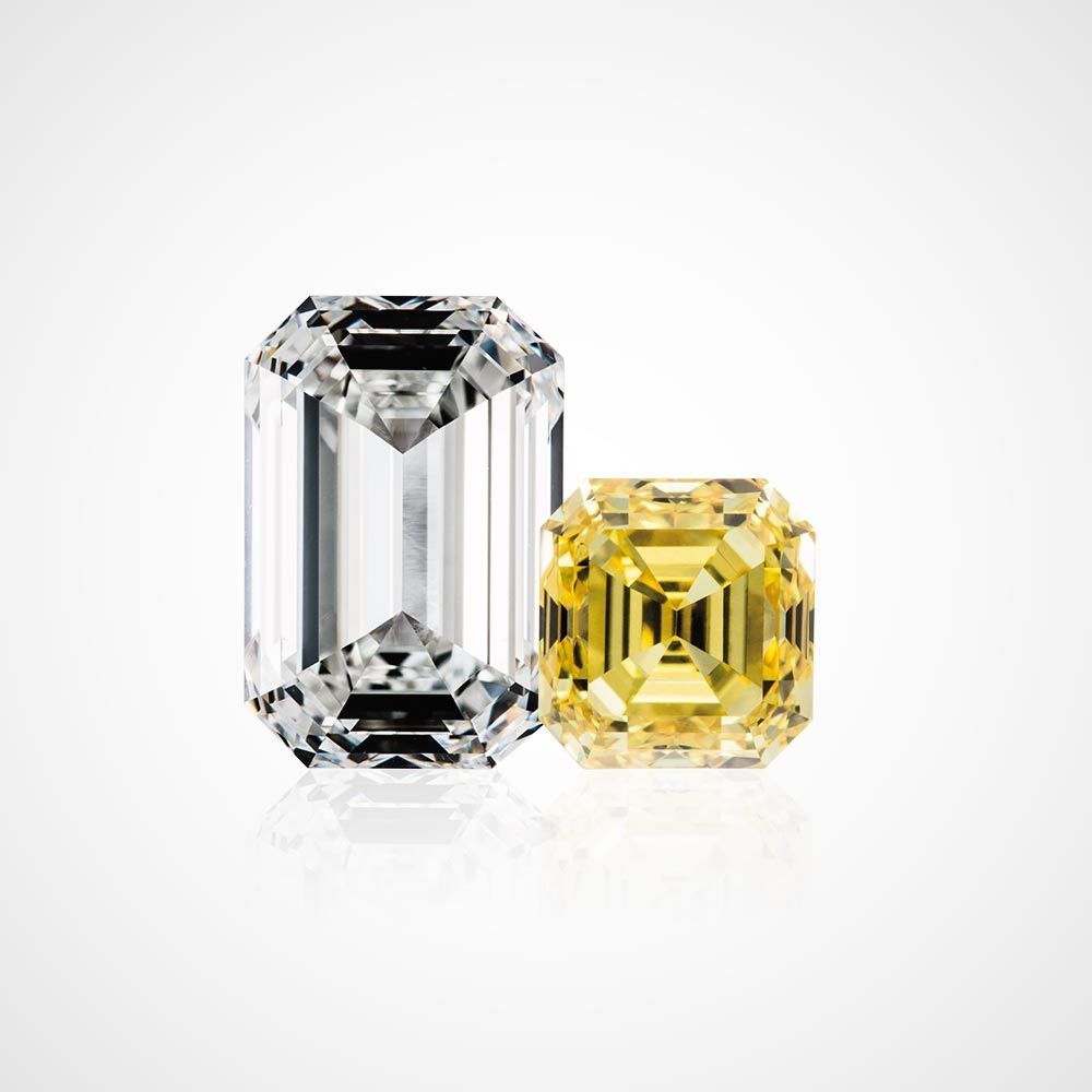 Juwelier-Morawitz-Schmucklexikon-edelsteine Zwei Edelsteine sind auf weißem Hintergrund abgebildet. Der Edelstein links ist ein großer, klarer Diamant im Smaragdschliff. Der Edelstein rechts ist ein kleinerer, gelber Diamant im Quadratschliff. Beide Edelsteine sind hochglanzpoliert und reflektieren das Licht, wodurch ihre Facetten und ihre Reinheit zur Geltung kommen. Ausgestellt in Düsseldorf von Juwelier Morawitz.