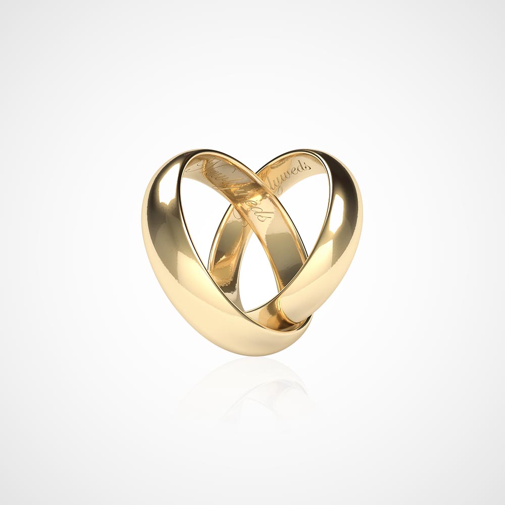 Juwelier-Morawitz-Schmucklexikon-gravur Ein goldener Ring mit einem aufwendigen, verschlungenen Design, das eine Herzform bildet. Der Ring hat glatte, polierte Oberflächen und eine Gravur auf der Innenseite, die teilweise sichtbar ist. Exklusiv bei Juwelier Morawitz in Düsseldorf erhältlich, der Hintergrund ist in schlichtem Weiß gehalten.