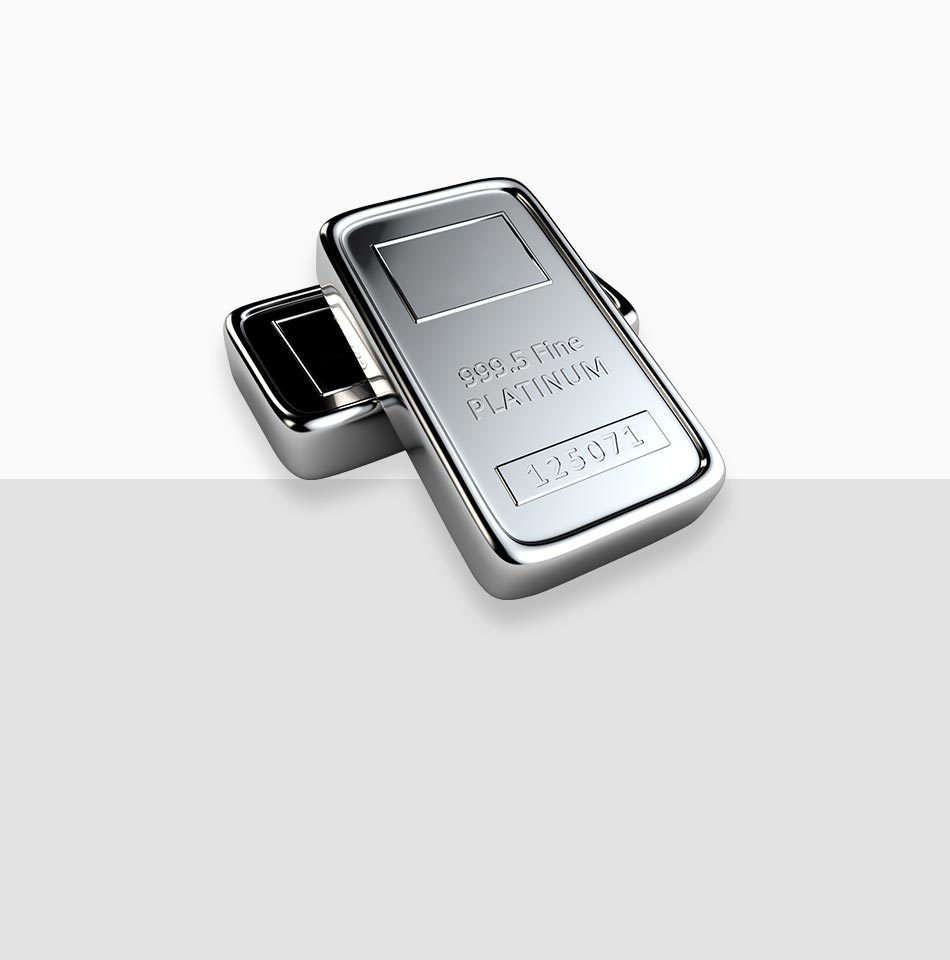 Juwelier-Morawitz-Schmucklexikon-platin Zwei glänzende Platinbarren sind diagonal auf einer weißen und hellgrauen Oberfläche gestapelt. Der obere Barren ist vollständig sichtbar und zeigt Inschriften wie „999,5 Feinplatin“ und eine Seriennummer. Diese Barren, die von Juwelier Morawitz in Düsseldorf stammen, haben eine reflektierende und glatte Oberfläche, was auf eine hohe Reinheit hinweist.