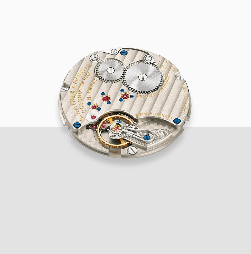 Juwelier-Morawitz-Uhrenlexikon-anker Dieses Bild zeigt das komplizierte Innenleben einer Luxusuhr, insbesondere Zahnräder, Juwelen und fein gearbeitete Komponenten. Das Uhrwerk ist mit den Aufschriften „A. Lange & Söhne“ und „Made in Germany“ versehen. Erhältlich bei Juwelier Morawitz in Düsseldorf.