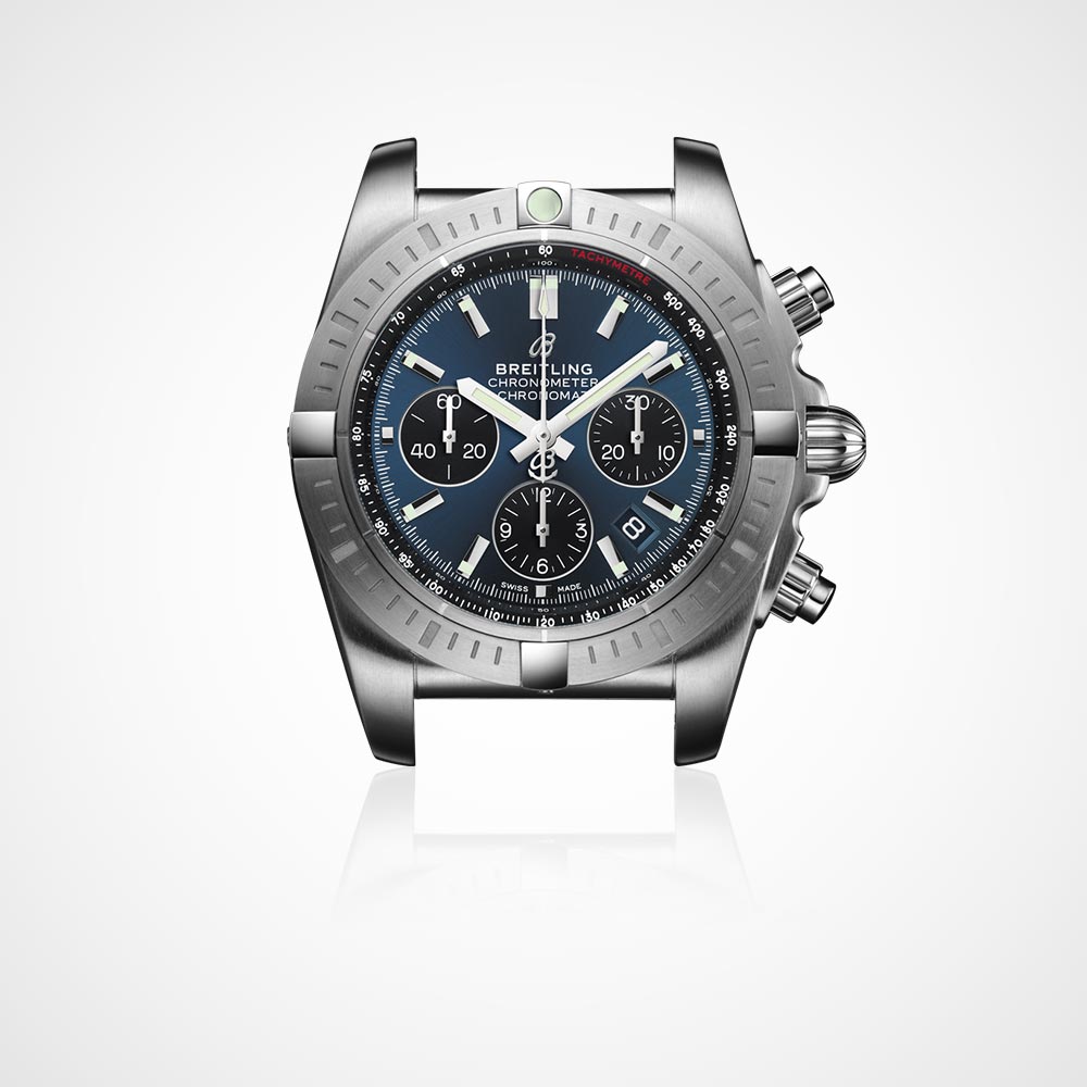 Juwelier-Morawitz-Uhrenlexikon-chronometer-COSC Eine Breitling-Chronographenarmbanduhr mit blauem Zifferblatt, silbernen Stundenmarkierungen und drei Hilfszifferblättern. Die Uhr hat ein Edelstahlgehäuse und eine drehbare Lünette mit zwei markanten Druckknöpfen und einer Krone auf der rechten Seite. Sie ist bei Juwelier Morawitz in Düsseldorf erhältlich und zeigt elegant die aktuelle Uhrzeit und das Datum an.