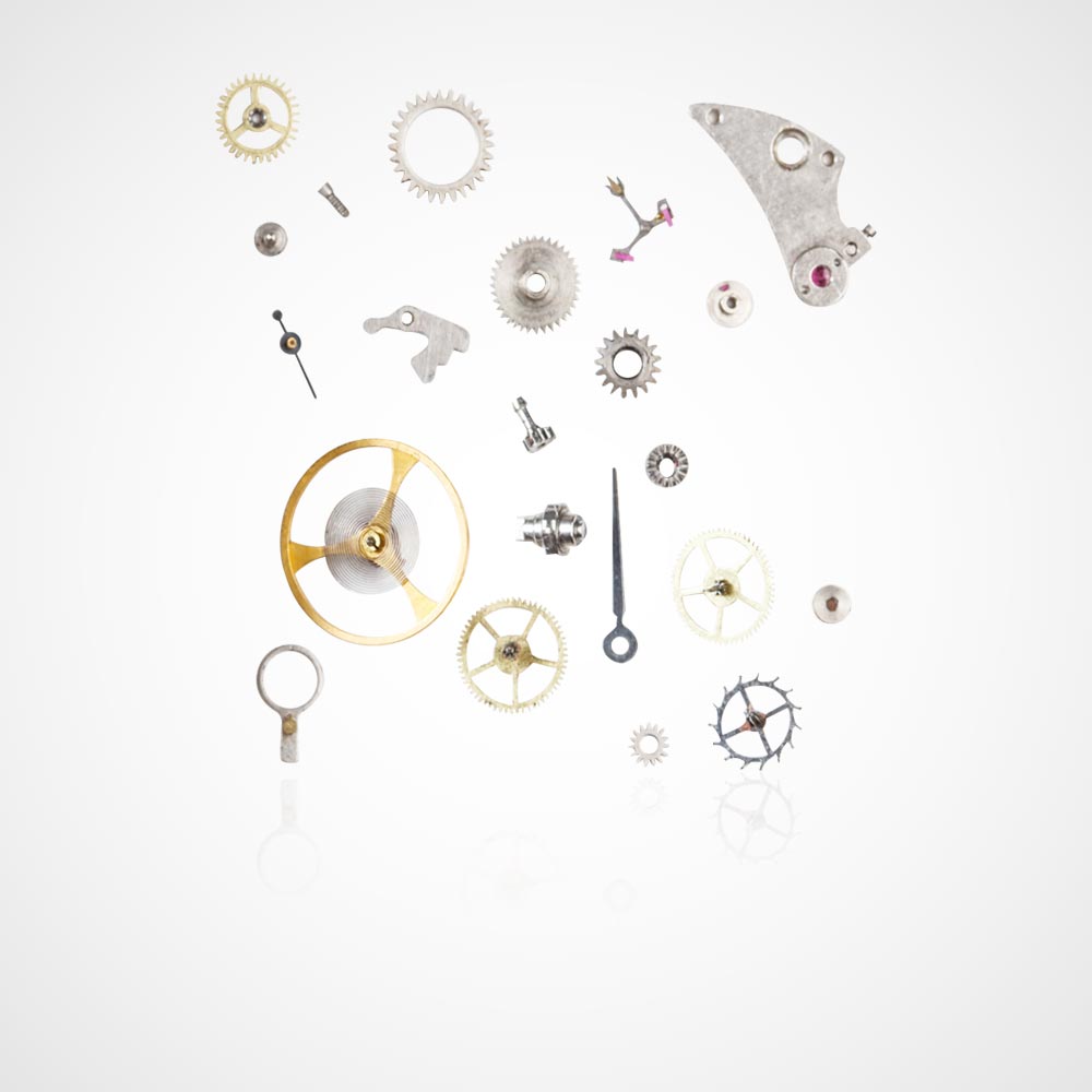 Juwelier-Morawitz-Uhrenlexikon-hemmung Zerlegte mechanische Uhrenteile auf hellem Hintergrund, darunter Zahnräder, Schrauben und Federn. Juwelier Morawitz in Düsseldorf präsentiert diese komplizierten Komponenten, darunter eine markante goldene Unruh und verschiedene kleine, detailreiche Elemente.
