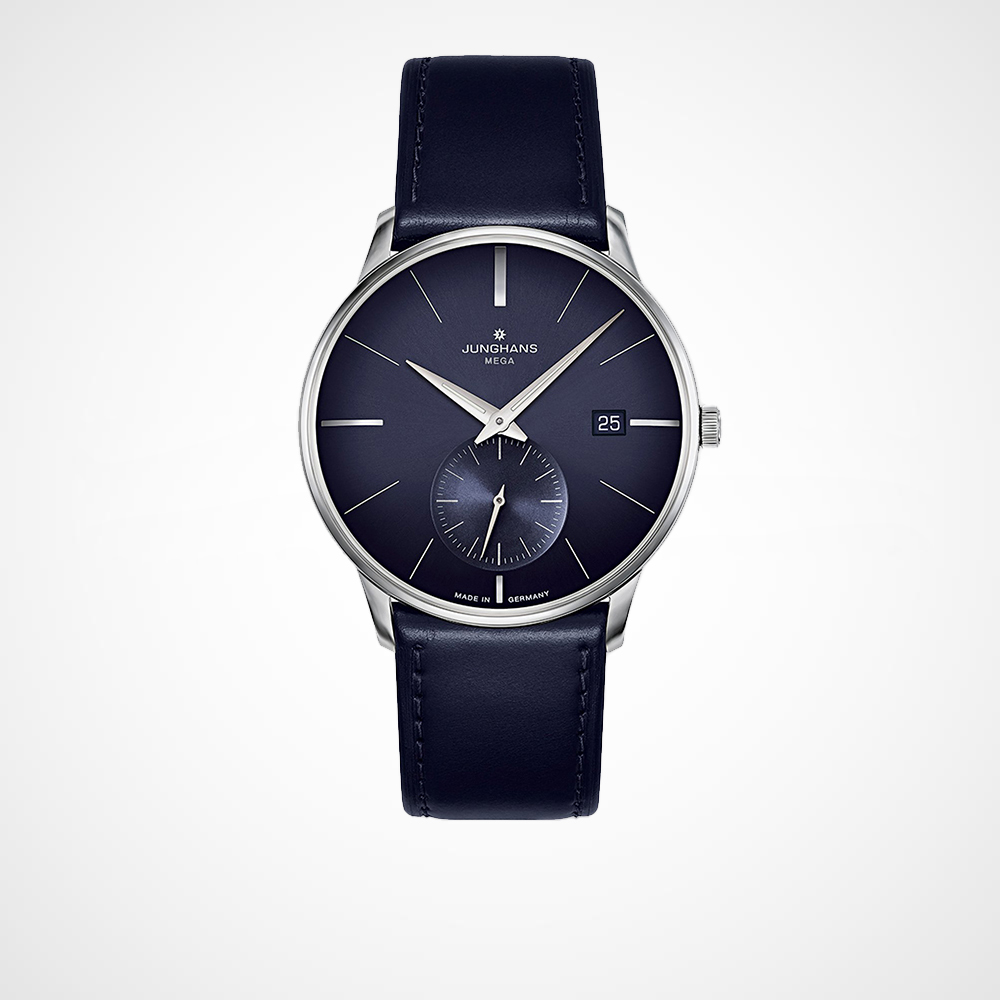 Juwelier-Morawitz-Uhrenlexikon-kleine-sekunde Eine schlichte, moderne Armbanduhr von Juwelier Morawitz aus Düsseldorf mit schwarzem Lederarmband und dunkelblauem Zifferblatt. Sie besticht durch minimalistische silberne Stundenmarkierungen und Zeiger, ein kleines Hilfszifferblatt bei 6 Uhr und eine Datumsanzeige bei 3 Uhr. Der Markenname „Junghans“ ist unter der 12-Uhr-Position sichtbar.