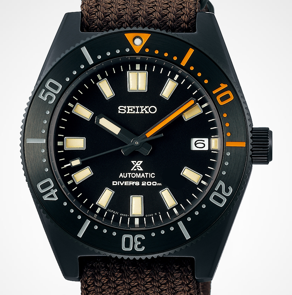 Juwelier-Morawitz-Uhrenlexikon-lumineszenz-seiko Diese Seiko-Automatik-Taucheruhr ist bei Juwelier Morawitz in Düsseldorf erhältlich und bis zu 200 Meter wasserdicht. Sie verfügt über ein dunkles Zifferblatt mit Leuchtzeigern, eine orange akzentuierte, einseitig drehbare Lünette, ein Datumsfenster bei 3 Uhr und ein strukturiertes braunes Armband.