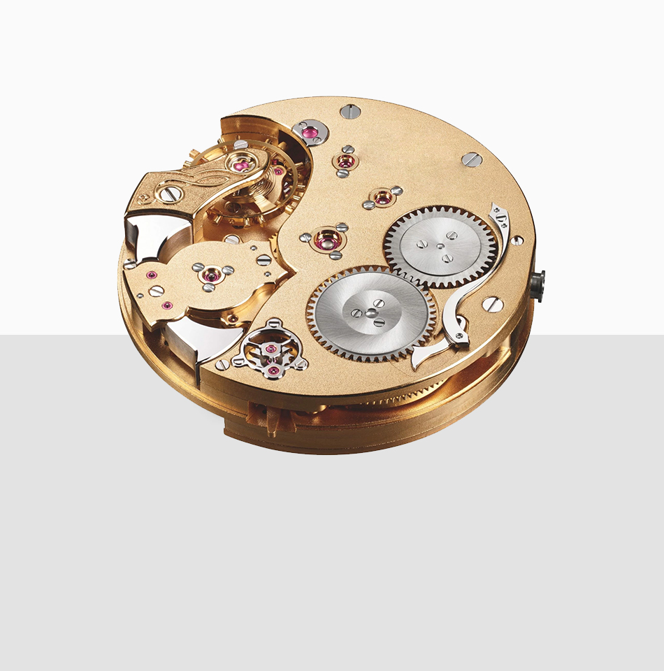 Juwelier-Morawitz-Uhrenlexikon-minutenrepetition Nahaufnahme eines mechanischen Uhrwerks, das seine komplizierten Zahnräder, Federn und Rubinzapfen auf einer goldfarbenen Grundplatte zeigt. Die Komponenten sind sorgfältig angeordnet und spiegeln die Präzision und Handwerkskunst der Uhrmacherei wider – mit freundlicher Genehmigung von Juwelier Morawitz in Düsseldorf.