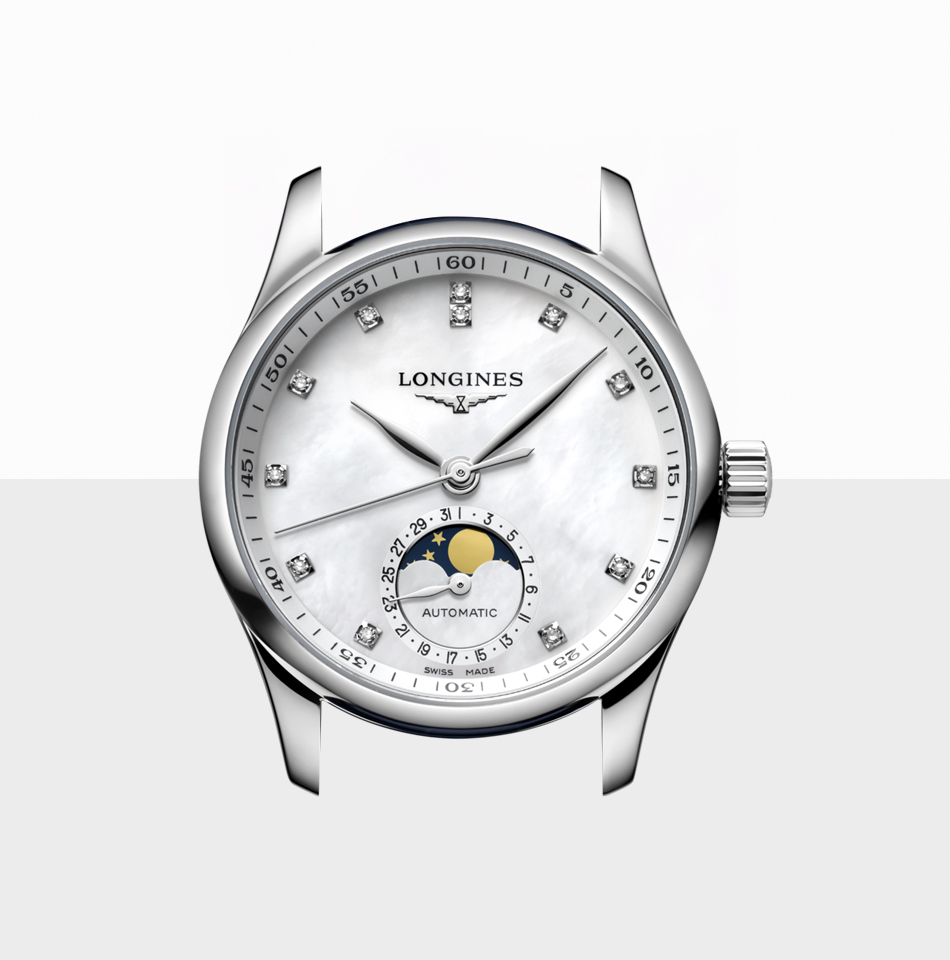 LONGINES © 2024 Eine polierte silberne Longines-Armbanduhr mit weißem Perlmutt-Zifferblatt. Sie verfügt über Diamant-Stundenmarkierungen, dünne silberne Zeiger und ein Mondphasen-Hilfszifferblatt über der 6-Uhr-Position. Die Automatikuhr, erhältlich bei Juwelier Morawitz in Düsseldorf, besticht durch ein klassisches und elegantes Design.