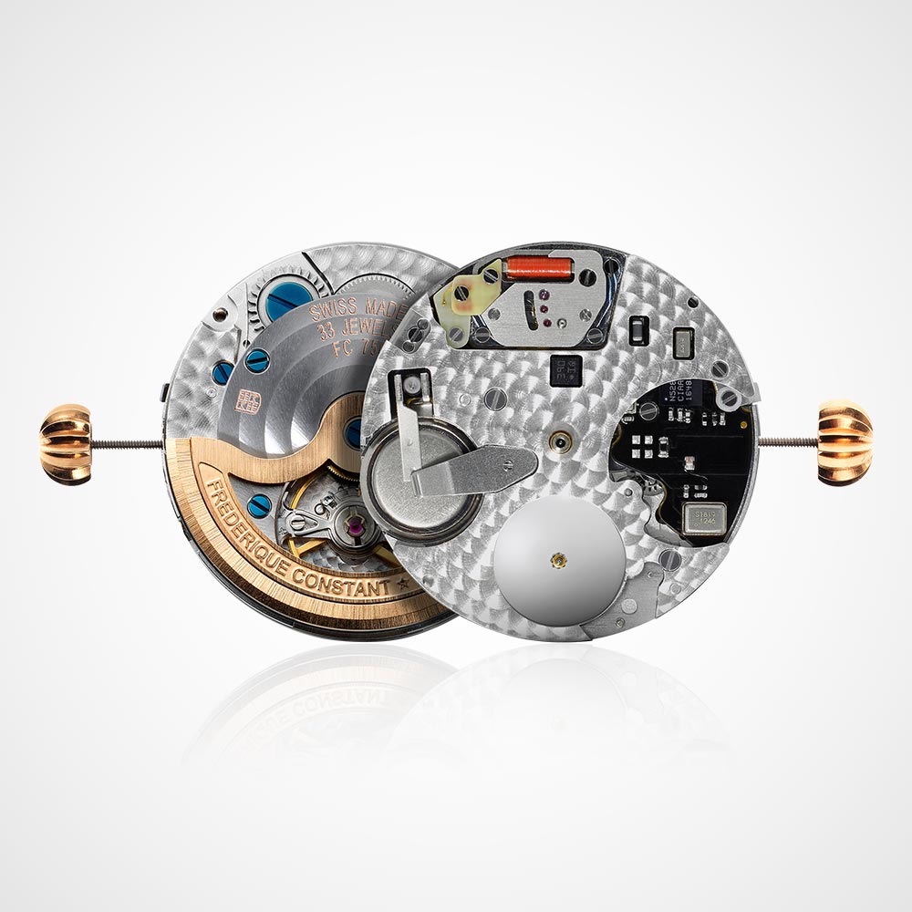 Juwelier-Morawitz-Uhrenlexikon-raderwerk Eine Nahaufnahme des komplizierten Innenlebens eines Uhrwerks mit einer Kombination aus Metallzahnrädern, Schrauben und Federn. Die Komponenten sind detailliert und sorgfältig angeordnet und zeigen eine Mischung aus Silber und kleinen Akzenten in Gold und Rot. Elegant gefertigt von Juwelier Morawitz in Düsseldorf.