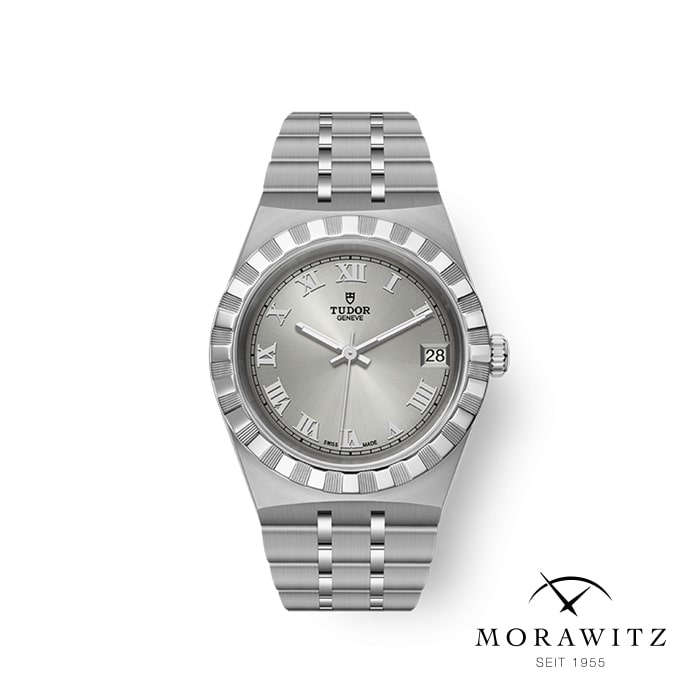 Eine silberne Tudor-Armbanduhr mit Edelstahlarmband und römischen Stundenmarkierungen, die das Datum auf der 3-Uhr-Position anzeigt. Die Uhr steht auf einem weißen Hintergrund mit dem MORAWITZ-Logo und dem Text „SEIT 1955“ in der unteren rechten Ecke.