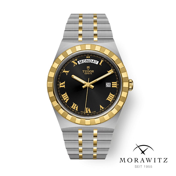 Eine Luxusarmbanduhr mit einem silber- und goldfarbenen Metallarmband. Die Uhr verfügt über ein schwarzes Zifferblatt mit goldenen römischen Ziffern, einer Tagesanzeige oben und einer Datumsanzeige auf der Drei-Uhr-Position. Auf dem Zifferblatt sind der Markenname „Tudor“ und ein Logo abgebildet. Das Morawitz-Logo befindet sich in der unteren rechten Ecke mit dem Text „SEIT 1955“.