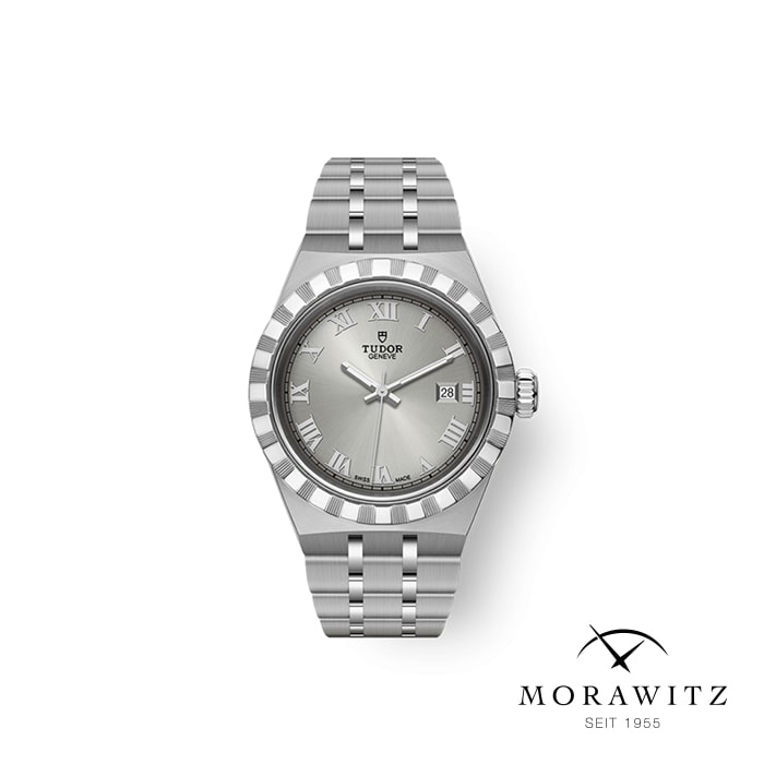 Eine silberne Tudor-Armbanduhr mit gemusterter Lünette und Metallgliederarmband wird ausgestellt. Das Zifferblatt verfügt über römische Stundenmarkierungen, ein Datumsfenster bei 3 Uhr und das Tudor-Logo. Unten rechts ist das Morawitz-Logo mit „SEIT 1955“ abgebildet.