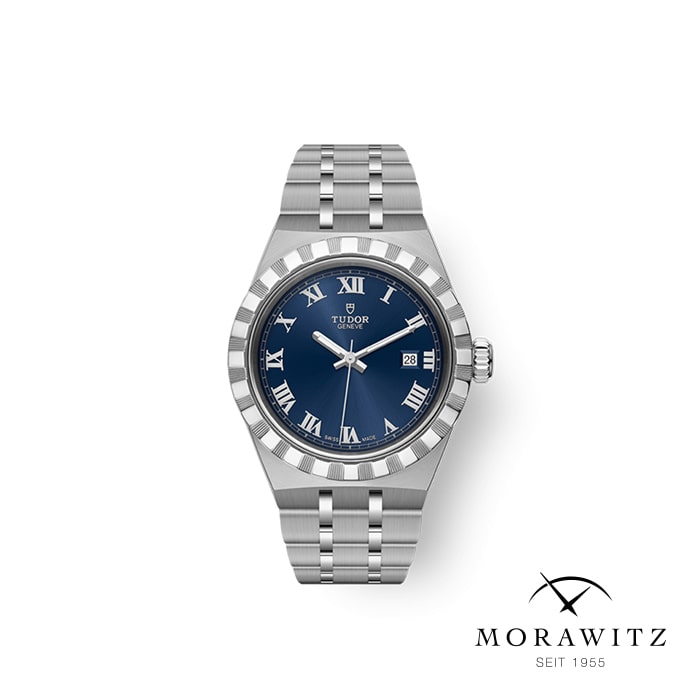 Eine Tudor-Armbanduhr mit blauem Zifferblatt, silbernen römischen Ziffern und einem Datumsfenster. Die Uhr verfügt über ein Armband und eine Lünette aus Edelstahl. Unten rechts ist das Morawitz-Logo mit dem Text „MORAWITZ SEIT 1955“ und einem gekreuzten Stift-Design abgebildet.
