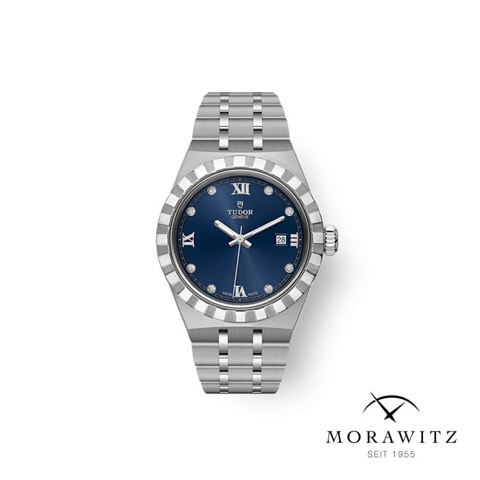 Eine silberne Tudor-Armbanduhr mit blauem Zifferblatt, römischen Ziffern und Diamant-Stundenmarkierungen auf weißem Hintergrund. Die Uhr verfügt über eine Datumsanzeige auf der 3-Uhr-Position und wird vom Text „MORAWITZ SEIT 1955“ begleitet.