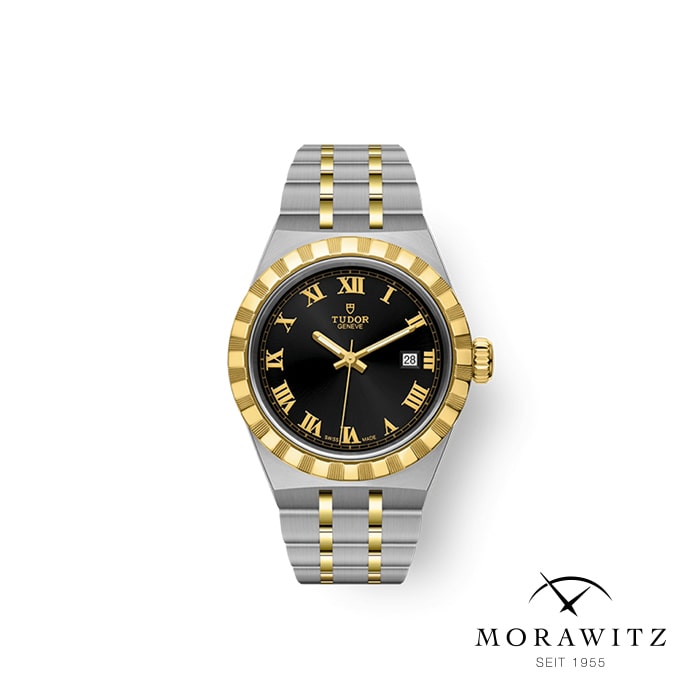 Eine Luxusarmbanduhr mit silbernem und goldenem Armband, schwarzem Zifferblatt und goldenen römischen Ziffern. Die Marke „Tudor“ steht auf dem Zifferblatt und wird vor einem weißen Hintergrund mit dem Logo „Morawitz Seit 1955“ in der unteren rechten Ecke angezeigt.