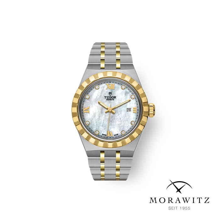 Eine luxuriöse Tudor-Armbanduhr mit einem zweifarbigen Armband aus Silber und Gold und einem Zifferblatt aus weißem Perlmutt. Die Uhr verfügt über römische Stundenmarkierungen, ein Datumsfenster und Diamantakzente. Darunter ist das Morawitz-Logo abgebildet, begleitet vom Text „SEIT 1955“.