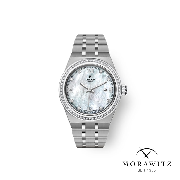 Eine silberne Tudor-Armbanduhr mit poliertem Metallarmband, Perlmuttzifferblatt und diamantbesetzter Lünette. Das Zifferblatt zeigt römische Ziffern, das Datum und das Tudor-Logo. Das Morawitz-Logo und der Text „SEIT 1955“ befinden sich in der unteren rechten Ecke.