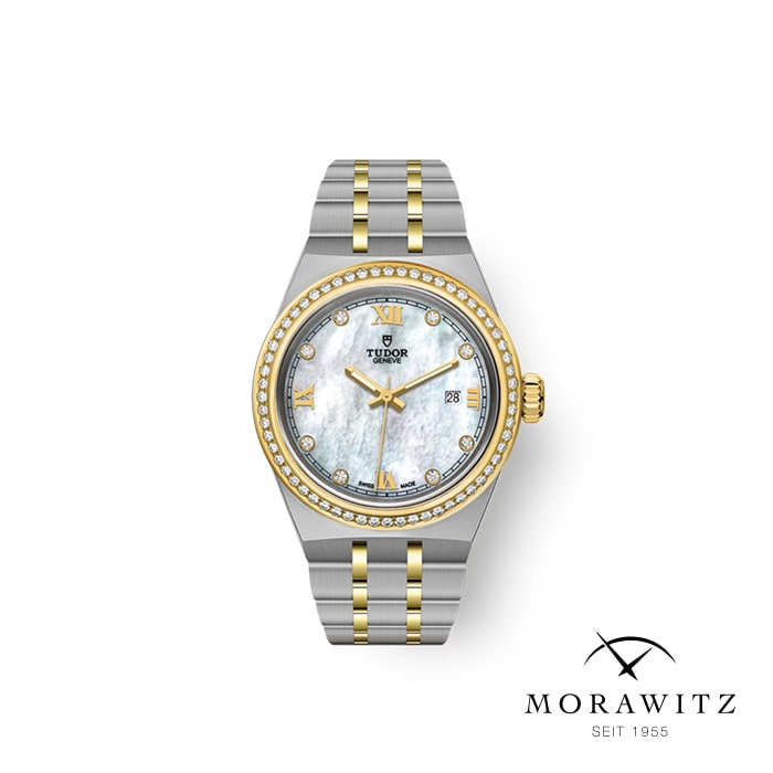 Eine Tudor-Armbanduhr mit einem Armband aus Silber und Gold. Die Uhr hat ein weißes Perlmutt-Zifferblatt, goldene römische Ziffern und ist mit Diamanten um die Lünette herum verziert. Unten rechts im Bild befinden sich das Logo von Morawitz und der Text „SEIT 1955“.