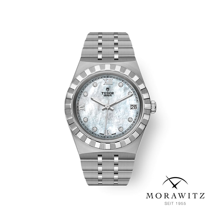 Eine stilvolle Tudor-Armbanduhr mit silbernem Metallarmband und runder, silberner Lünette. Das Zifferblatt ist aus Perlmutt mit Diamant-Stundenmarkierungen und einer Datumsanzeige bei 3 Uhr. In der unteren rechten Ecke ist „MORAWITZ SEIT 1955“ zu sehen.
