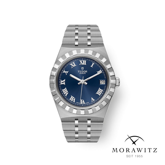 Eine silberne Tudor-Armbanduhr mit blauem Zifferblatt mit römischen Ziffern und einer Datumsanzeige bei 3 Uhr. Die Uhr hat ein Armband aus poliertem Edelstahl und ist auf weißem Hintergrund abgebildet. Das Morawitz-Logo und der Text „Seit 1955“ sind in der unteren rechten Ecke sichtbar.