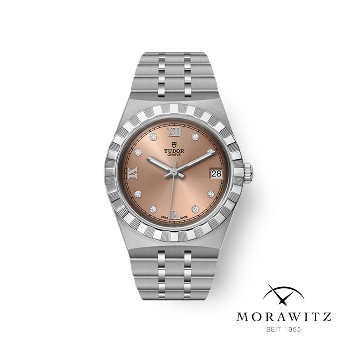 Eine luxuriöse Tudor-Armbanduhr mit silbernem Metallarmband und champagnerfarbenem Zifferblatt. Die Uhr verfügt über Diamant-Stundenmarkierungen, römische Ziffern bei 12 und 6 sowie eine Datumsanzeige bei 3 Uhr. Das Morawitz-Logo und „SEIT 1955“ befinden sich unterhalb der Uhr.