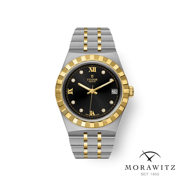 Eine TUDOR-Armbanduhr mit schwarzem Zifferblatt mit goldenen römischen Ziffern und Diamantindizes, Datumsfenster, zweifarbiger Lünette aus Edelstahl und Gold und passendem zweifarbigem Armband. Das Morawitz-Logo und der Text „SEIT 1955“ befinden sich in der unteren rechten Ecke.