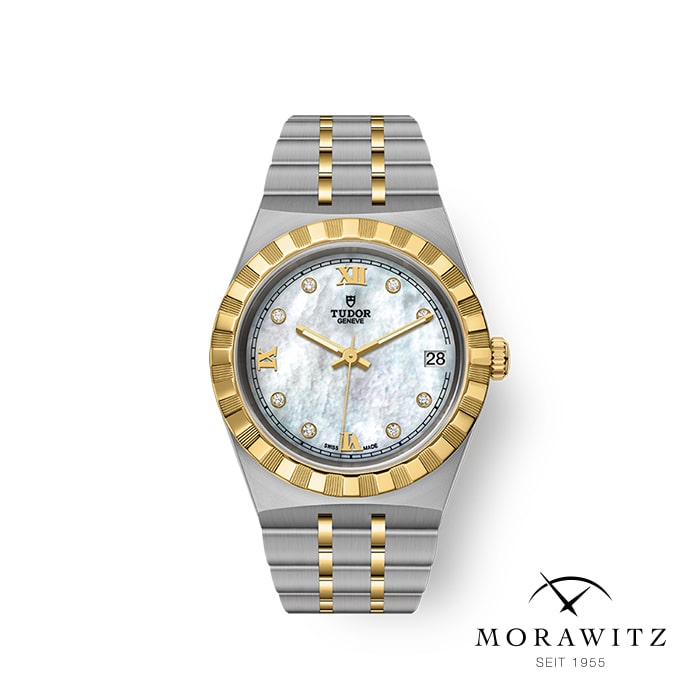Eine Tudor-Armbanduhr mit zweifarbigem Metallarmband mit Edelstahl- und Goldelementen. Die Uhr hat ein weißes Perlmuttzifferblatt mit goldenen Stundenmarkierungen und einer Datumsanzeige auf der 3-Uhr-Position. Unten rechts befindet sich das Logo „Morawitz Seit 1955“.