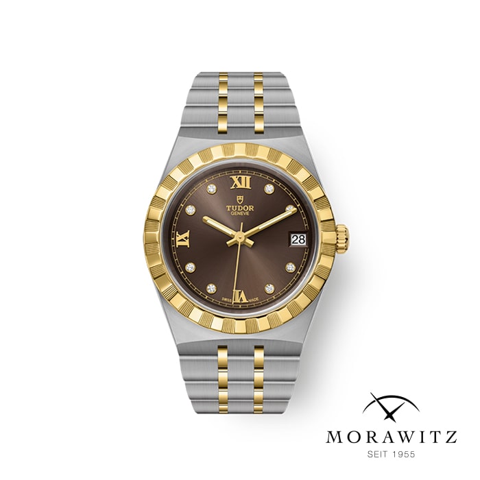 Eine Luxusarmbanduhr mit einem zweifarbigen Metallarmband in Silber und Gold. Das große, runde Zifferblatt ist braun mit Diamant-Stundenmarkierungen, goldenen römischen Ziffern bei 12 und 6 Uhr und einem Datumsfenster bei 3 Uhr. Die Uhr trägt die Marke „Tudor“ und das „Morawitz“-Logo.