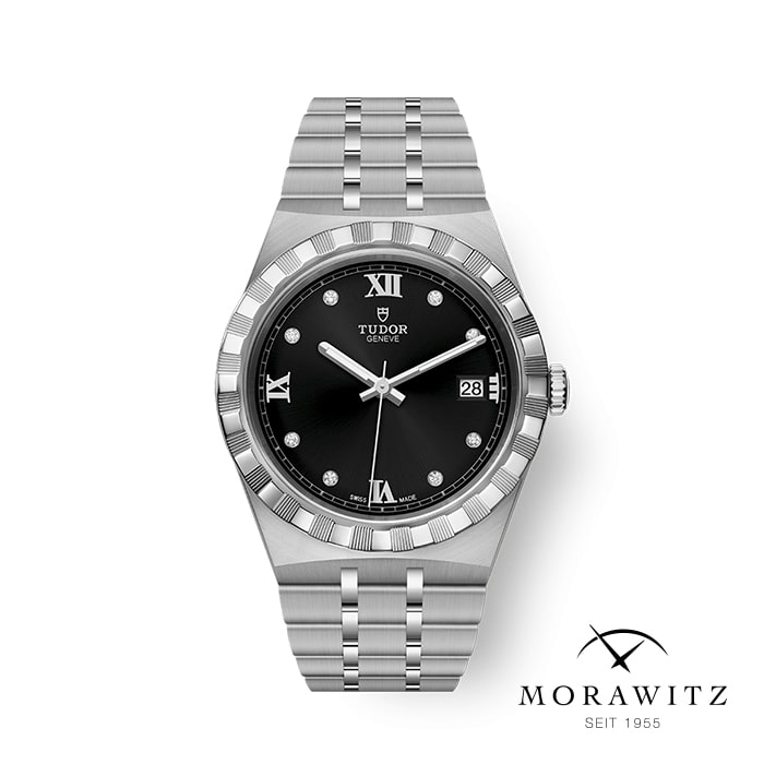 Abgebildet ist eine silberne Tudor-Uhr mit schwarzem Zifferblatt. Das Zifferblatt verfügt über römische Ziffern und Diamant-Stundenmarkierungen, ein Datumsfenster bei 3 Uhr und das Tudor-Logo unter 12 Uhr. Das Bild enthält außerdem das Morawitz-Logo und den Text.