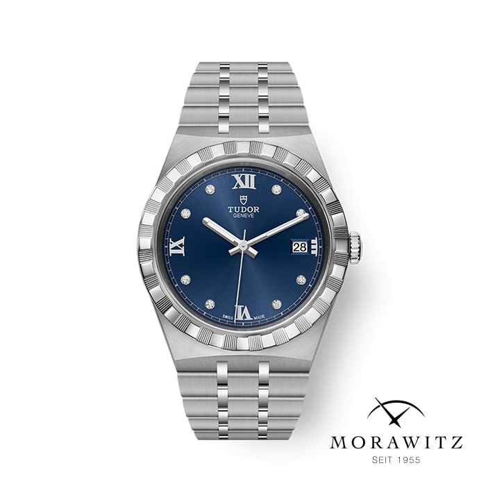 Eine silberne Tudor-Uhr mit blauem Zifferblatt ist auf weißem Hintergrund abgebildet. Die Uhr verfügt über römische Ziffern bei 12, 3, 6 und 9 Uhr, Diamant-Stundenmarkierungen und ein Datumsfenster bei 3 Uhr. Das Morawitz-Logo mit dem Text „SEIT 1955“ befindet sich in der unteren rechten Ecke.