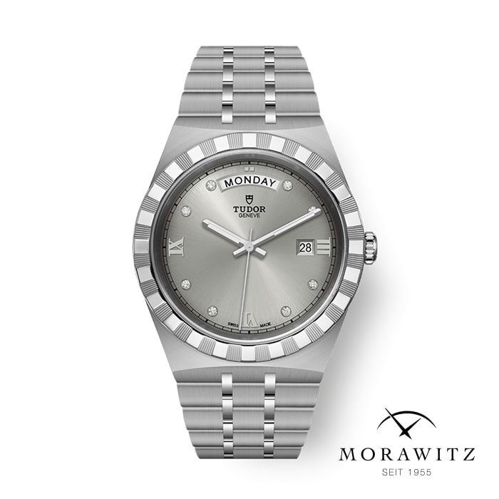 Eine silberne Tudor-Armbanduhr ist vor einem weißen Hintergrund abgebildet. Die Uhr verfügt über eine gestreifte Lünette, ein Metallarmband, Tages- und Datumsfenster sowie Diamant-Stundenmarkierungen. Unter dem Bild steht der Text „MORAWITZ SEIT 1955“ zusammen mit einem Logo aus gekreuzten Schwertern.