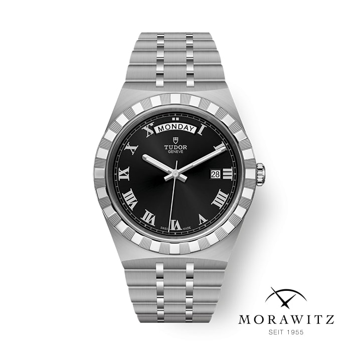 Eine silberne Tudor-Armbanduhr mit schwarzem Zifferblatt. Die Uhr verfügt über römische Ziffern, eine Tagesanzeige oben und eine Datumsanzeige rechts. Unter der Tagesanzeige befindet sich das Markenlogo „Tudor“. Das Morawitz-Logo und „SEIT 1955“ befinden sich in der unteren rechten Ecke.