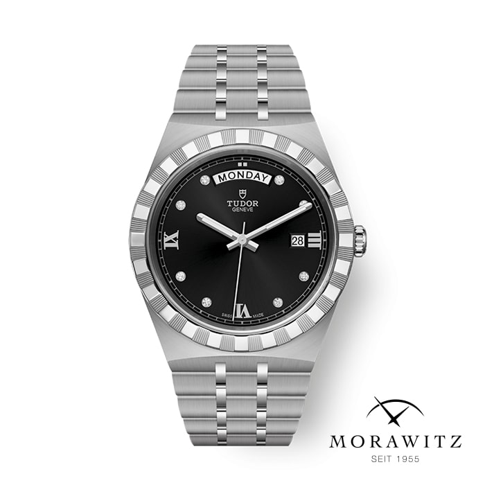 Eine luxuriöse Tudor-Armbanduhr mit schwarzem Zifferblatt, silbernen Stundenmarkierungen, Tagesanzeige oben und Datumsanzeige auf der 3-Uhr-Position. Die Uhr verfügt über ein silbernes Metallarmband und das Morawitz-Logo mit „SEIT 1955“ ist in der unteren rechten Ecke abgebildet.