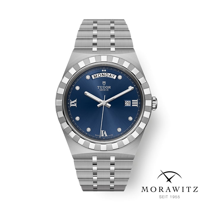 Eine Luxusarmbanduhr mit blauem Zifferblatt mit silbernen Akzenten, römischen Stundenmarkierungen und einem Datumsfenster bei 3 Uhr. Die Uhr hat ein silbernes Metallarmband und zeigt unterhalb der 12-Uhr-Position „TUDOR GENEVE“. Das „MORAWITZ“-Logo befindet sich unten rechts.