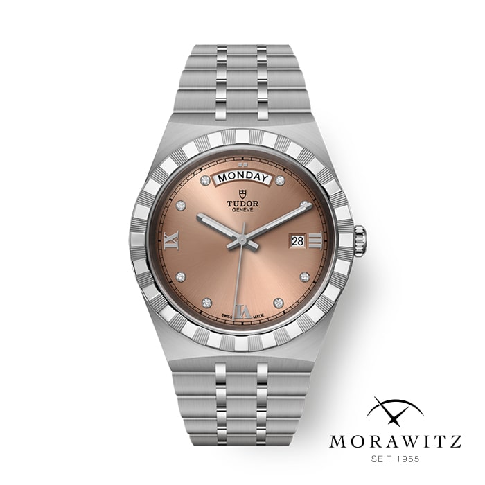 Eine anspruchsvolle Tudor Genève-Armbanduhr mit Edelstahlarmband und -gehäuse. Die Uhr hat ein kupferfarbenes Zifferblatt mit Tag- und Datumsanzeige. Das Morawitz-Logo und der Text „SEIT 1955“ sind in der unteren rechten Ecke zu sehen.