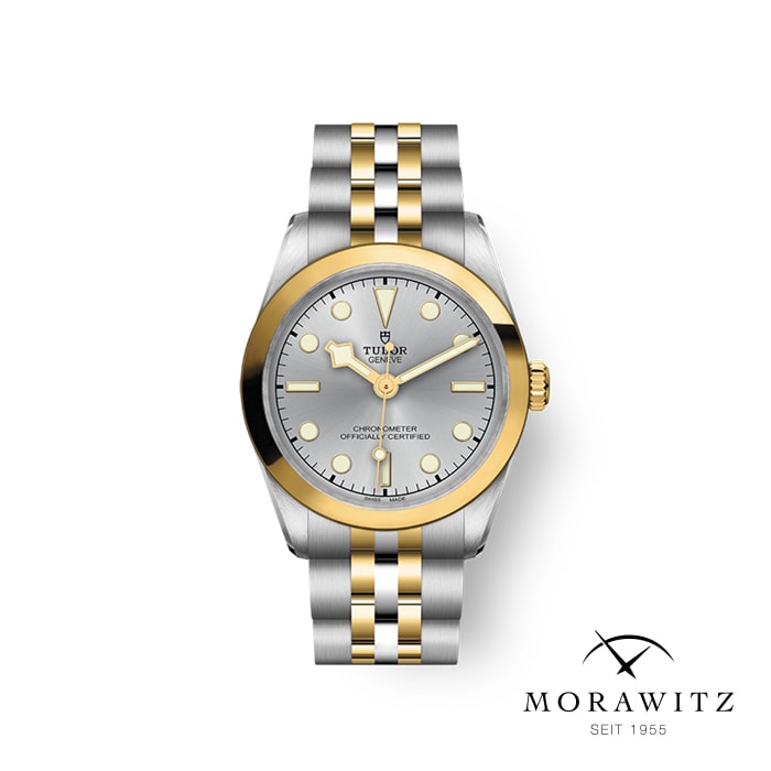 Eine Tudor-Armbanduhr mit zweifarbigem Edelstahl- und Goldarmband. Die Uhr hat ein silbernes Zifferblatt mit goldenen Stundenmarkierungen und Zeigern. Auf dem Zifferblatt ist das Logo der Marke abgebildet. Das Bild enthält in der unteren rechten Ecke das Logo „Morawitz Seit 1955“.