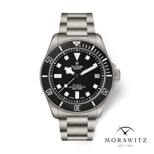 Die TUDOR PELAGOS ULTRA ist eine Taucheruhr aus Edelstahl mit schwarzer Lünette und schwarzem Zifferblatt, auffälligen weißen Indexen, einem Datumsfenster bei 3 Uhr und einem passenden Armband. Das "Morawitz"-Logo erscheint in der unteren rechten Ecke.