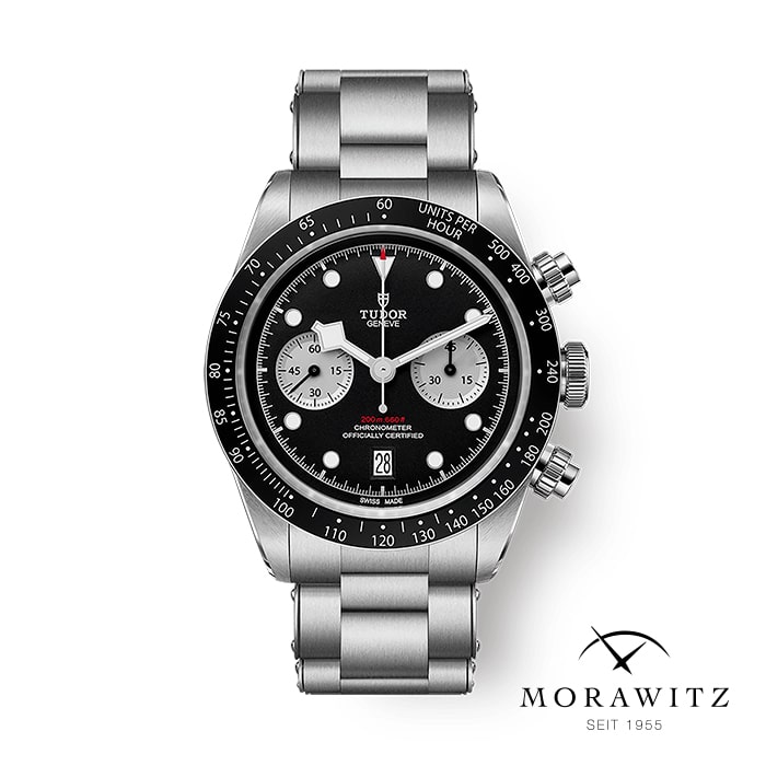 Eine TUDOR BLACK BAY CHRONO Edelstahl-Chronographen-Armbanduhr mit schwarzem Zifferblatt, silbernen Hilfszifferblättern und Metallarmband. Das Morawitz-Logo und "SEIT 1955" erscheinen in der unteren rechten Ecke.