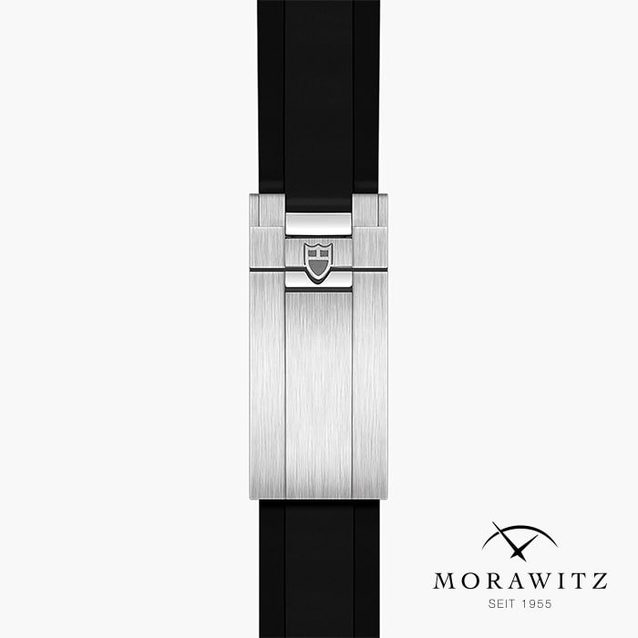 Eine Nahaufnahme der TUDOR BLACK BAY 58 Schließe zeigt ein gebürstetes Metallfinish und ein eingraviertes Schildlogo auf einem schwarzen Armband, mit dem Morawitz-Logo und "SEIT 1955" in der unteren rechten Ecke.