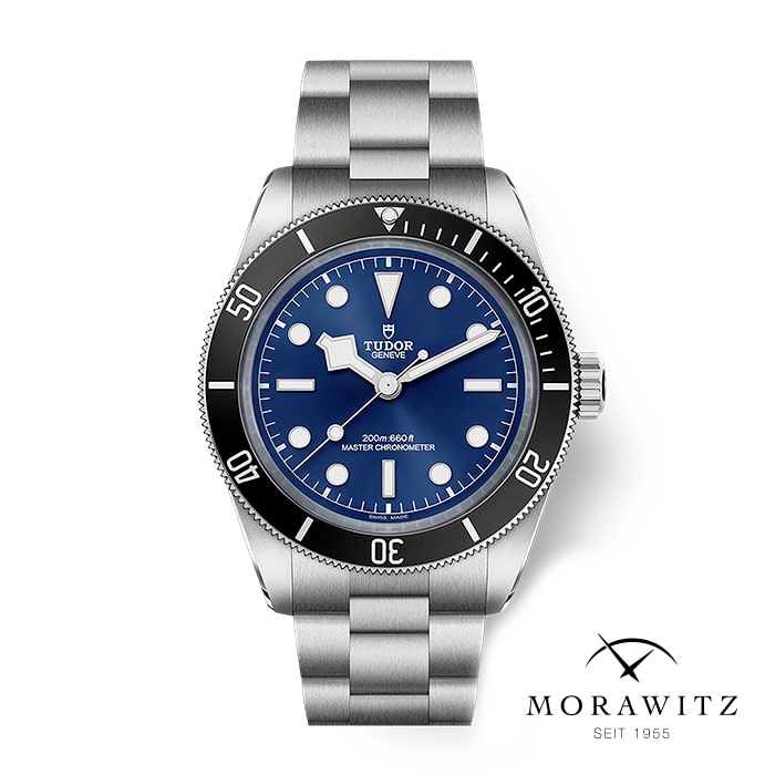 Abgebildet ist eine TUDOR BLACK BAY 68 Taucheruhr mit silbernem Gehäuse, blauem Zifferblatt, weißen Indexen und schwarzer Lünette. Das Morawitz-Logo und "SEIT 1955" befinden sich unten rechts. Die Uhr zeigt die Zeit 10:10 an.