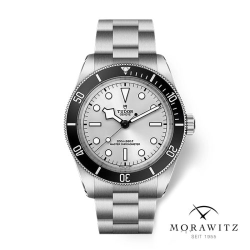 Die TUDOR BLACK BAY 68 ist eine Edelstahlarmbanduhr mit weißem Zifferblatt, schwarzer Lünette und silbernen Stundenmarkierungen. Auf dem Zifferblatt steht "TUDOR GENEVE" und "200m:660ft MASTER CHRONOMETER", mit dem Morawitz Logo unten rechts.