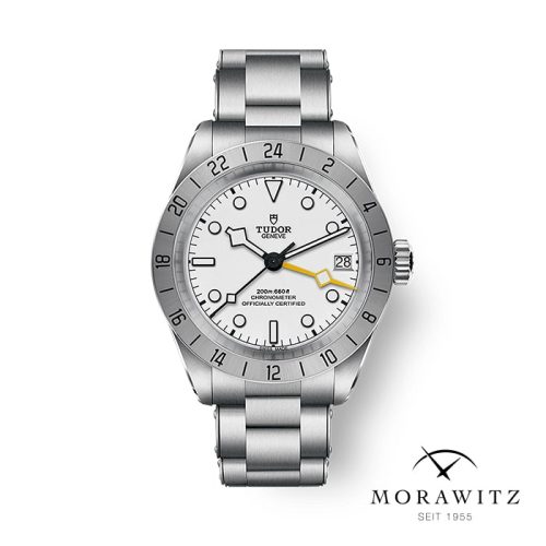 Die TUDOR BLACK BAY PRO ist eine Armbanduhr aus Edelstahl mit weißem Zifferblatt, schwarzen Stundenmarkierungen, einer Datumsanzeige bei 3 Uhr und einer silbernen Lünette. Rechts unten ist das Morawitz-Logo mit "SEIT 1955" zu sehen.