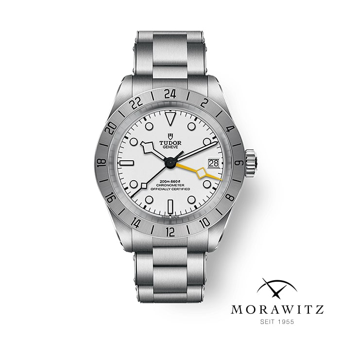 Die TUDOR BLACK BAY PRO ist eine Armbanduhr aus Edelstahl mit weißem Zifferblatt, schwarzen Stundenmarkierungen, einer Datumsanzeige bei 3 Uhr und einer silbernen Lünette. Rechts unten ist das Morawitz-Logo mit "SEIT 1955" zu sehen.