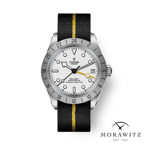 Die TUDOR BLACK BAY PRO hat ein weißes Zifferblatt, eine silberne Lünette, ein schwarzes Armband mit gelbem Streifen und eine Datumsanzeige bei 3 Uhr. Das Morawitz-Logo und der Text "SEIT 1955" erscheinen unten rechts.