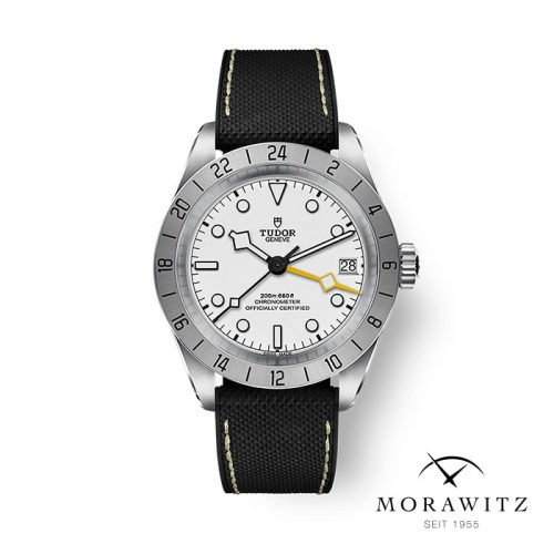 Die TUDOR BLACK BAY PRO ist eine Armbanduhr mit weißem Zifferblatt, schwarzen Stundenmarkierungen, Datumsanzeige, silberner Lünette und schwarzem Lederarmband. Das Morawitz-Logo und "SEIT 1955" erscheinen in der unteren rechten Ecke.