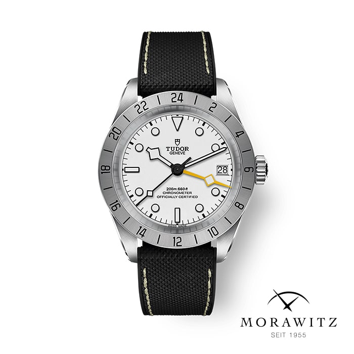 Die TUDOR BLACK BAY PRO ist eine Armbanduhr mit weißem Zifferblatt, schwarzen Stundenmarkierungen, Datumsanzeige, silberner Lünette und schwarzem Lederarmband. Das Morawitz-Logo und "SEIT 1955" erscheinen in der unteren rechten Ecke.