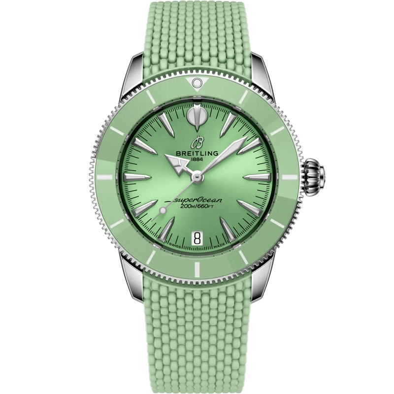 Juwelier-Morawitz-Breitling-Superocean-Heritage-a10390361l1s1 Eine Breitling Superocean Heritage Armbanduhr mit mintgrünem Zifferblatt und passendem strukturiertem Kautschukarmband, mit silbernen Indexen, Zeigern und einem Datumsfenster bei 6 Uhr.